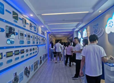 望城经开区搭建校企合作新桥梁 组织湖南大学实习生深入企业一线学习软件开发与信息技术咨询服务